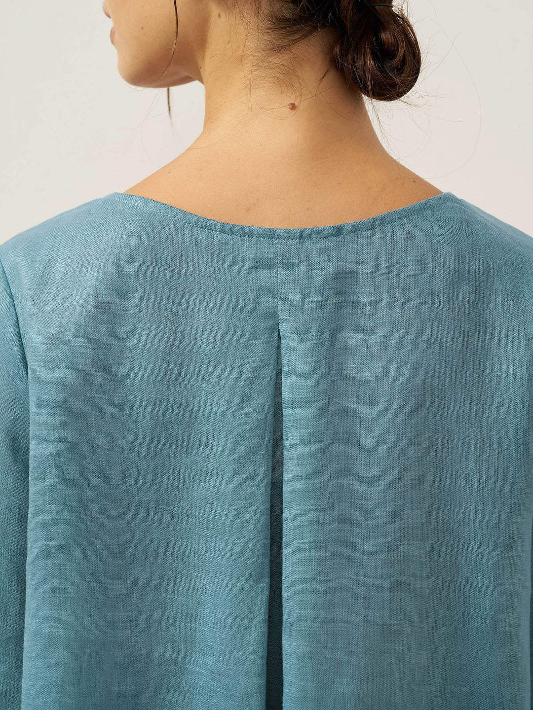 Evelyn | Comfortable Linen Top with Asymmetrical Hem and Round Neck