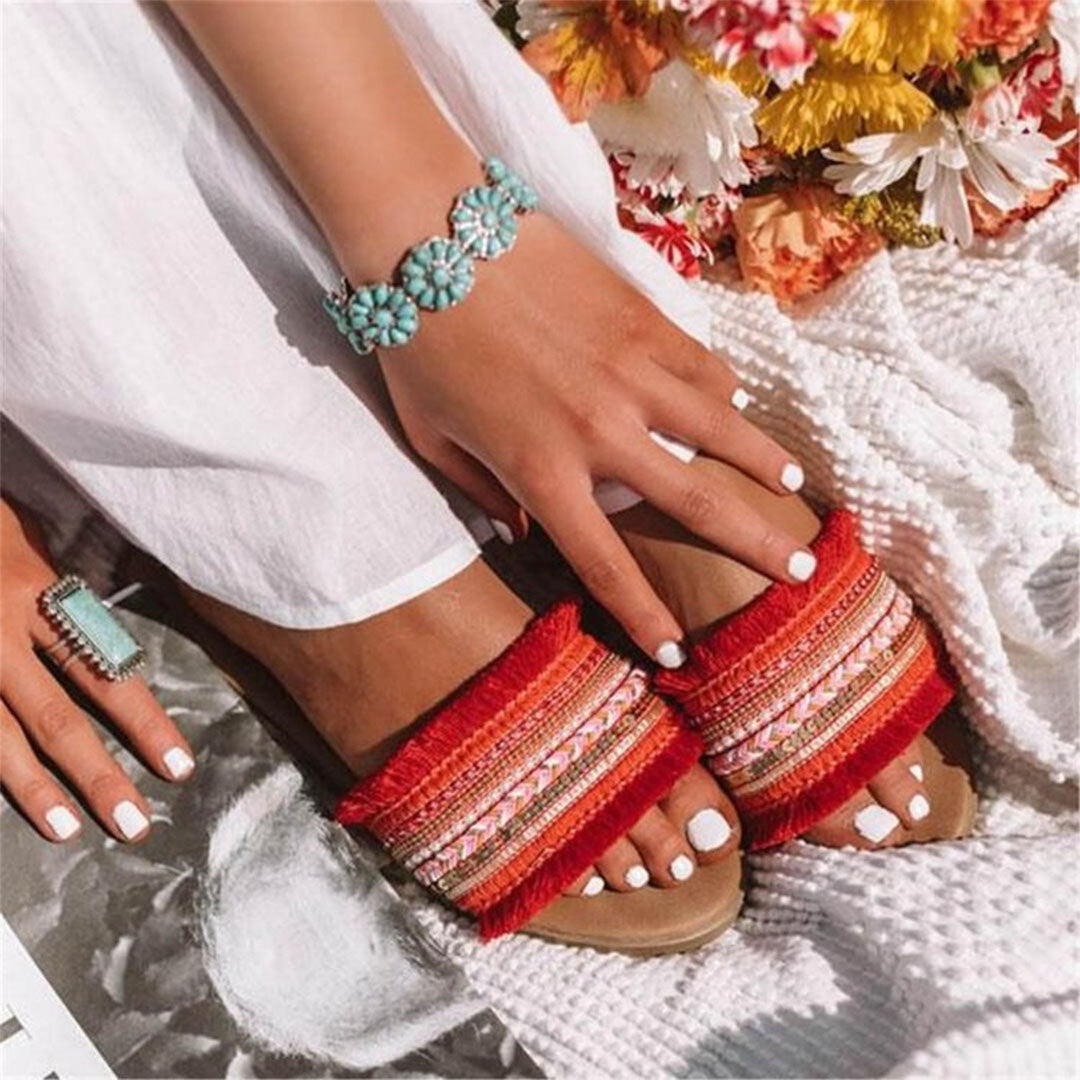 Women's sandals with woven strap and fringes