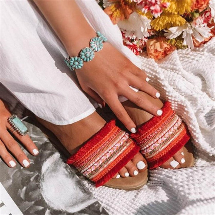 Women's sandals with woven strap and fringes