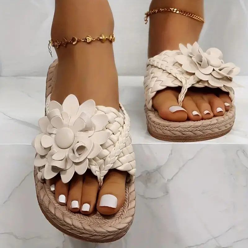 Women's sandals with woven strap and floral decoration