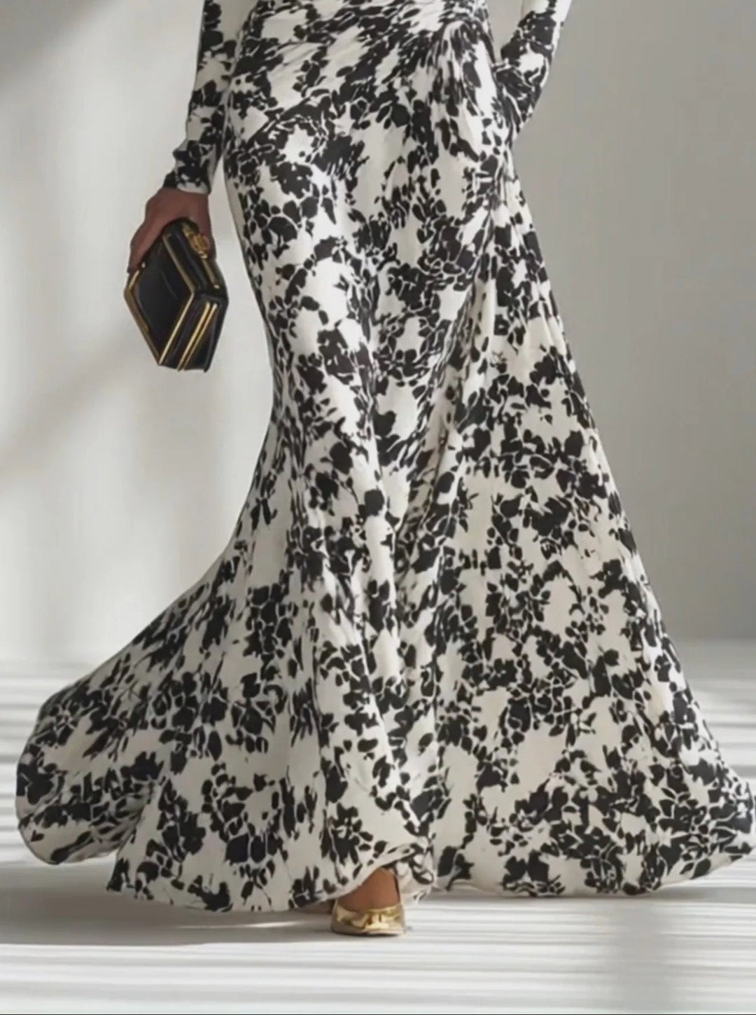 Maxi dress with long sleeves and black-and-white pattern