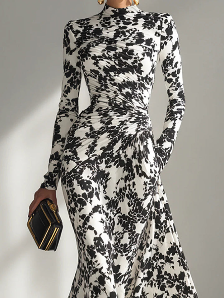 Maxi dress with long sleeves and black-and-white pattern